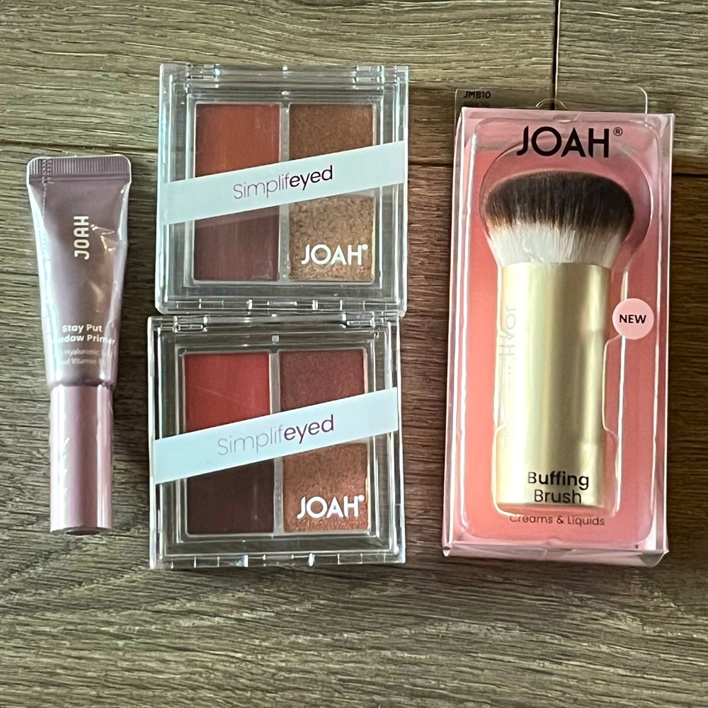 NWT Joah Beauty Bundle. 2 Eyeshadow Quads, 1 Eyeshadow Primer and Buffing Brush